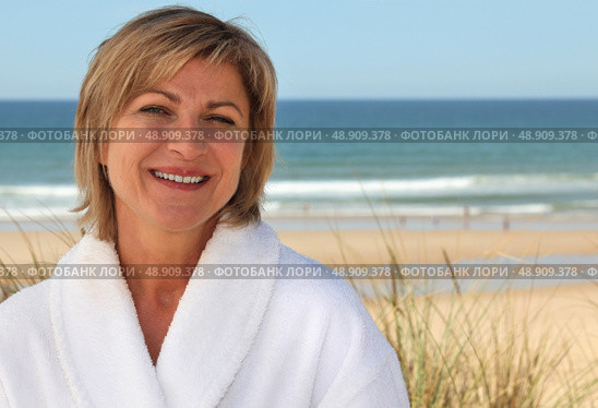 Woman with a bathrobe on the beach. Стоковое фото, агентство Ingram Publishing / Фотобанк Лори