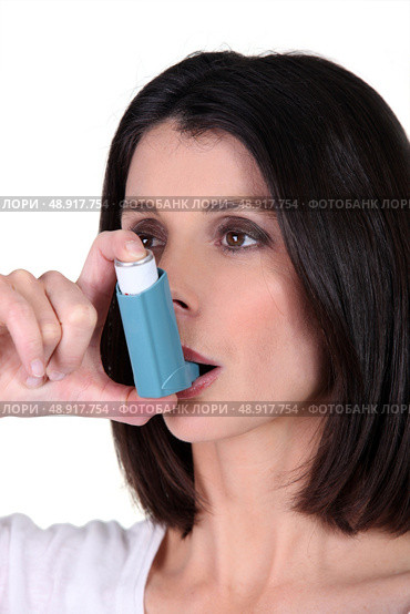 Woman with an inhaler. Стоковое фото, агентство Ingram Publishing / Фотобанк Лори