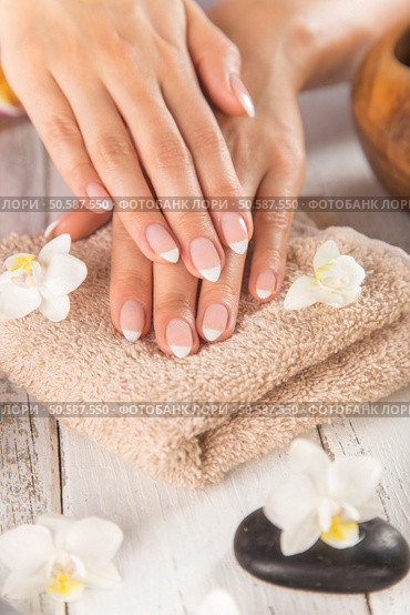 Woman with beautiful manicured nails in spa.. Woman with beautiful manicured nails. Стоковое фото, агентство Ingram Publishing / Фотобанк Лори
