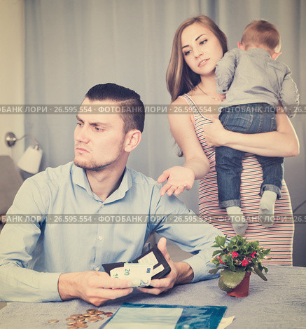 woman with crying son extorting money. Стоковое фото, фотограф Яков Филимонов / Фотобанк Лори