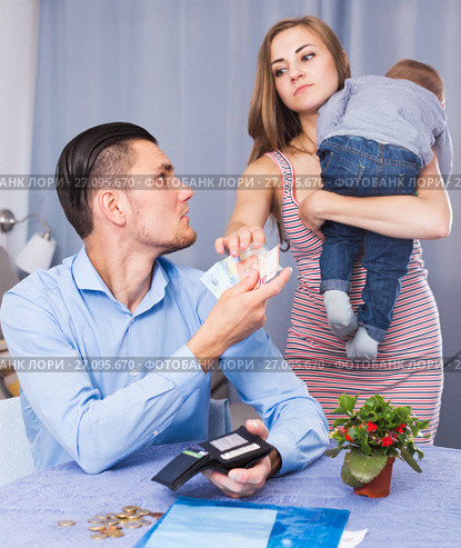 woman with crying son extorting money. Стоковое фото, фотограф Яков Филимонов / Фотобанк Лори
