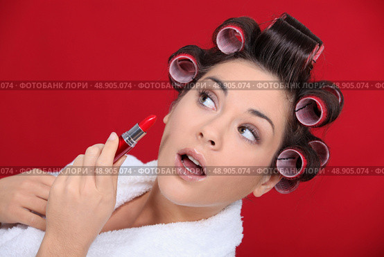 Woman with curlers and lipstick. Стоковое фото, агентство Ingram Publishing / Фотобанк Лори