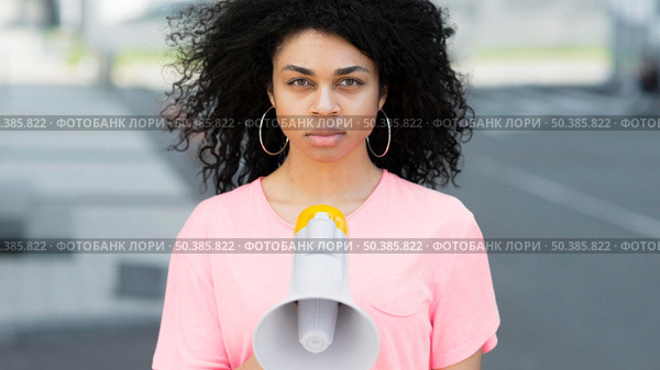 woman with curly hair protesting front view. Стоковое фото, агентство Ingram Publishing / Фотобанк Лори
