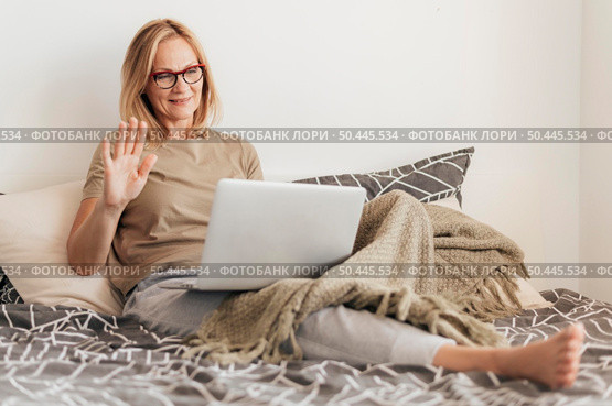 woman with laptop quarantine. Стоковое фото, агентство Ingram Publishing / Фотобанк Лори