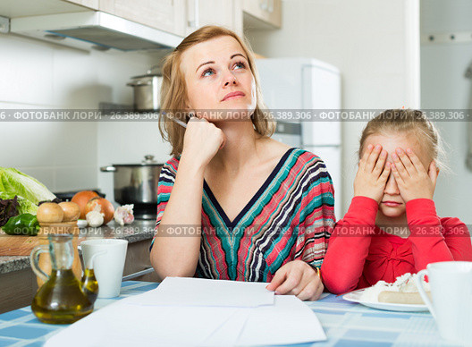 Woman with paperwork and girl in the kitchen. Стоковое фото, фотограф Яков Филимонов / Фотобанк Лори