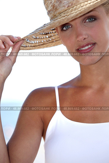 Woman with straw Hat. Стоковое фото, агентство Ingram Publishing / Фотобанк Лори