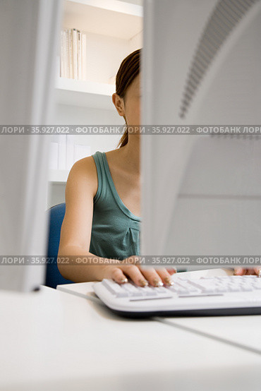 Woman working on computer. Стоковое фото, фотограф Shannon Fagan / Ingram Publishing / Фотобанк Лори