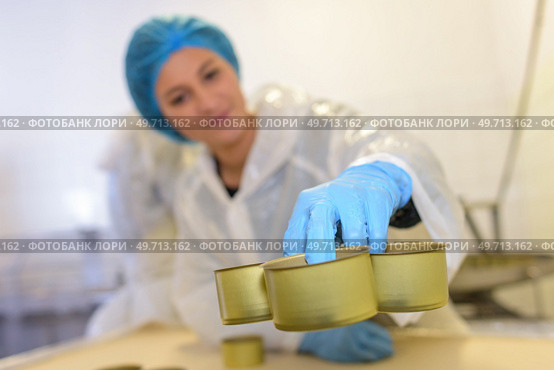 woman working on factory production line. Стоковое фото, агентство Ingram Publishing / Фотобанк Лори