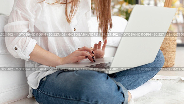 woman working with her laptop her lap. High resolution photo. woman working with her laptop her lap. High quality photo. Стоковое фото, агентство Ingram Publishing / Фотобанк Лори