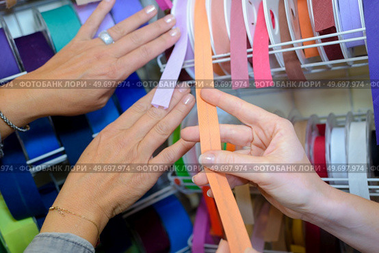 Women comparing strips of ribbon. Стоковое фото, агентство Ingram Publishing / Фотобанк Лори