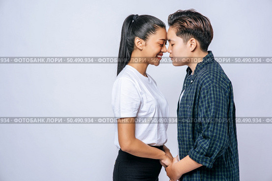 Women couples stand and fragrant cheek. Стоковое фото, агентство Ingram Publishing / Фотобанк Лори