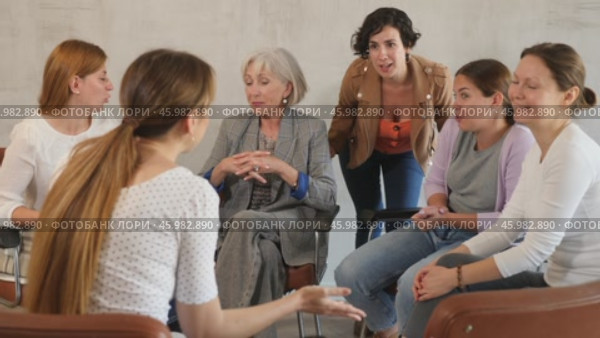 Women lead discussion sitting on chairs in circle. Стоковое видео, видеограф Яков Филимонов / Фотобанк Лори