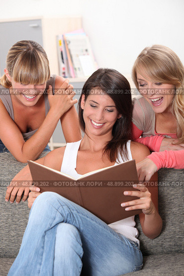 Women looking at book. Стоковое фото, агентство Ingram Publishing / Фотобанк Лори