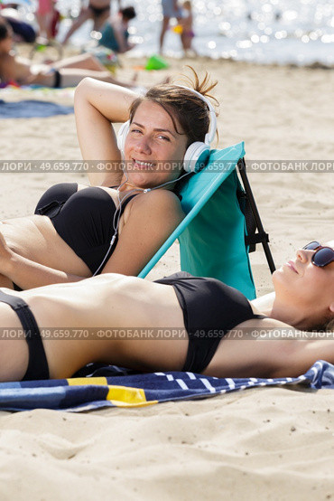 women sunbathing on the beach. Стоковое фото, агентство Ingram Publishing / Фотобанк Лори