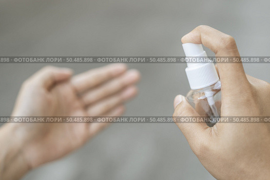 Women wearing white shirts that press the gel to wash hands to clean hands. Стоковое фото, агентство Ingram Publishing / Фотобанк Лори