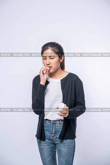 Women who are unwell and are about to take antibiotics. Стоковое фото, агентство Ingram Publishing / Фотобанк Лори