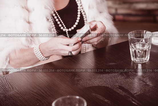 women’s hands sharper prevents a deck of cards in an underground casino. close-up. Стоковое фото, агентство Ingram Publishing / Фотобанк Лори