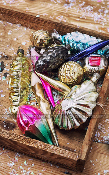 wooden box with a set of old Soviet glass toys. Стоковое фото, агентство Ingram Publishing / Фотобанк Лори