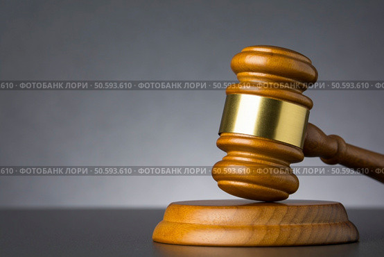 Wooden gavel against gray background, close up. Стоковое фото, агентство Ingram Publishing / Фотобанк Лори