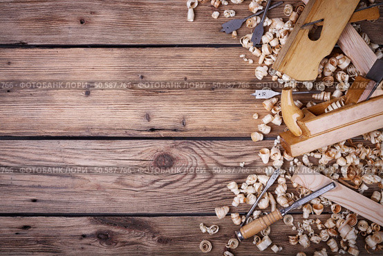 Wooden planer, table from old wood, natural building materials, woodwork and antique hand tools, carrying out carpentry, tool kit for joinery, wood sawdust, old wood texture. Set of tools for woodworking. Стоковое фото, агентство Ingram Publishing / Фотобанк Лори