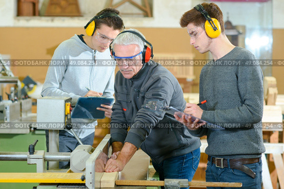 Woodwork apprenticeship. Стоковое фото, агентство Ingram Publishing / Фотобанк Лори