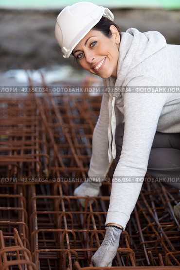 worker fixing steel rebar at building site. Стоковое фото, агентство Ingram Publishing / Фотобанк Лори