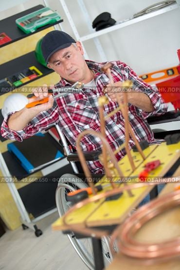 worker plumber using blowtorch for soldering copper fittings. Стоковое фото, агентство Ingram Publishing / Фотобанк Лори