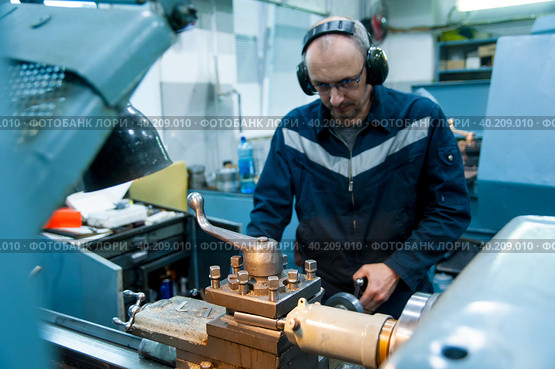 Worker turner operating lathe machine (2019 год). Редакционное фото, фотограф Сергей Буторин / Фотобанк Лори