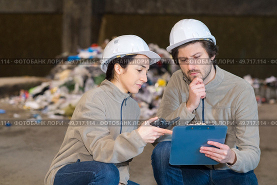 workers on recycling of plant. Стоковое фото, агентство Ingram Publishing / Фотобанк Лори