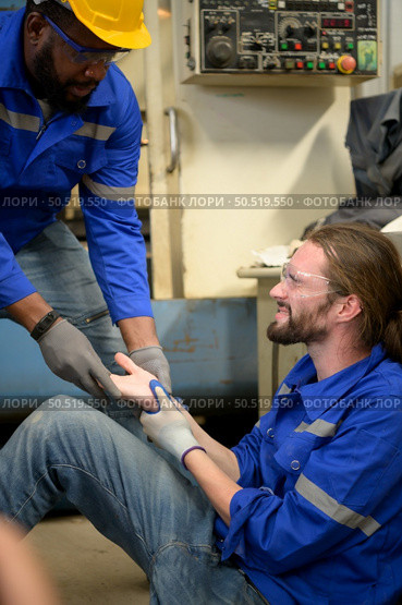 Working in a large industrial facility with heavy materials and machinery. Safety considerations are therefore of the utmost significance. Extreme vigilance must be exercised in this situation. Стоковое фото, агентство Ingram Publishing / Фотобанк Лори