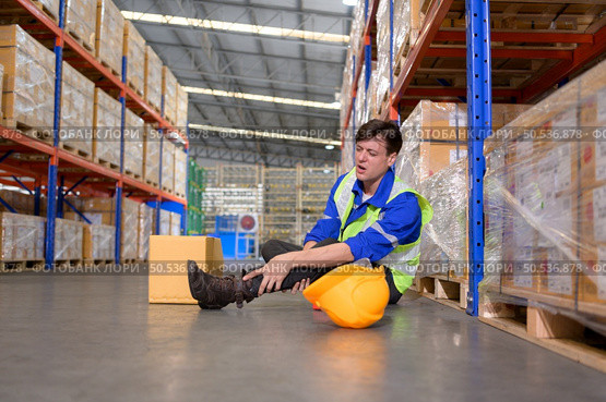 Working in a large industrial facility with heavy materials and machinery. Safety considerations are therefore of the utmost significance. Extreme vigilance must be exercised in this situation. Стоковое фото, агентство Ingram Publishing / Фотобанк Лори