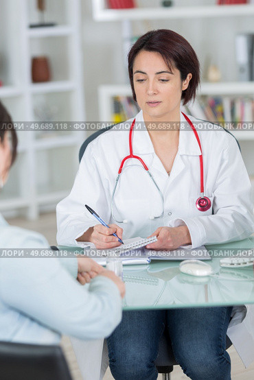writing prescription after diagnosing sick patient. Стоковое фото, агентство Ingram Publishing / Фотобанк Лори