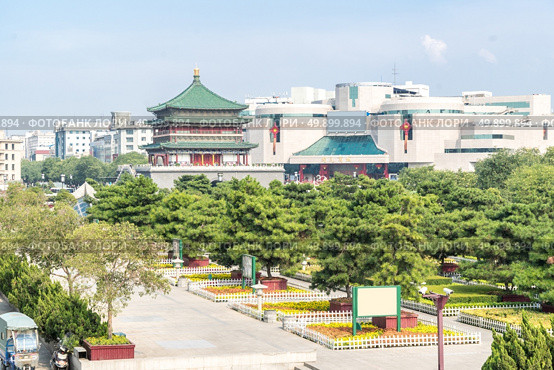 Xian bell tower (chonglou) in Xian ancient city of China. Стоковое фото, агентство Ingram Publishing / Фотобанк Лори