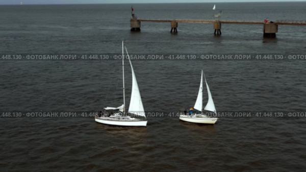 Yacht trips on the North Sea. A sailing yacht struggles with the tidal current. (2023 год). Редакционное видео, видеограф Артем Лукин / Фотобанк Лори