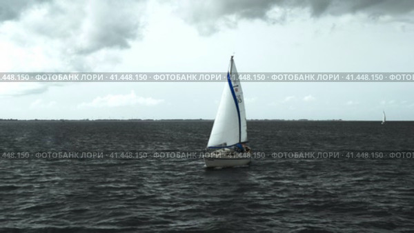 Yacht trips on the North Sea. A sailing yacht struggles with the tidal current. (2023 год). Редакционное видео, видеограф Артем Лукин / Фотобанк Лори