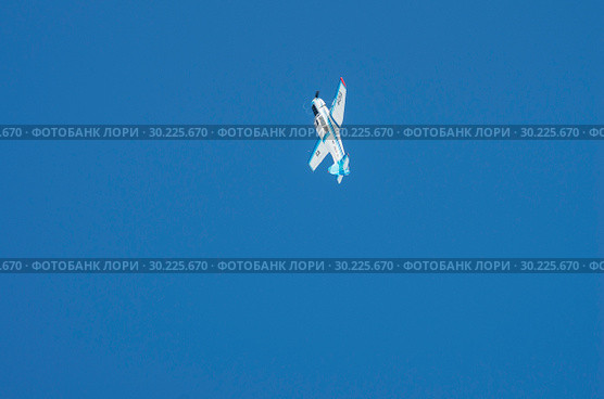 Yakovlev Yak-18T выполняет фигуры высшего пилотажа. Aircraft Yakovlev Yak-18T performs aerobatics (2015 год). Редакционное фото, фотограф Евгений Романов / Фотобанк Лори