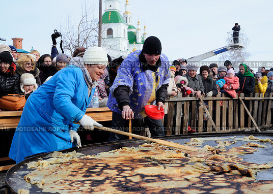 Ялуторовск. Выпечка трехметрового блина на гигантской сковороде (2013 год). Редакционное фото, фотограф Александр Тараканов / Фотобанк Лори