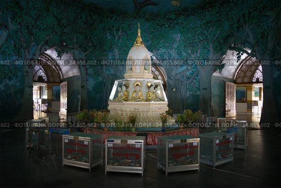 YANGON, MYANMAR - DECEMBER 17, 2016: The interior of the stupa the Buddhist temple Maha Wizaya Pagoda. Редакционное фото, фотограф Виктор Карасев / Фотобанк Лори