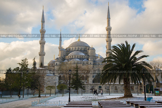 Январский облачный день у старинной мечети Sultanahmet Camii. Стамбул, Турция (2015 год). Стоковое фото, фотограф Виктор Карасев / Фотобанк Лори