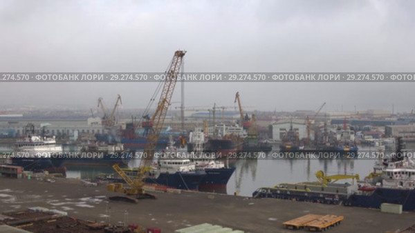 Январское облачное утро в бухте Ильича. Грузовой порт Баку, Азербайджан (2018 год). Редакционное видео, видеограф Виктор Карасев / Фотобанк Лори