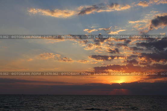 Яркий закат на Азовском море в районе Ейской косы. Стоковое фото, фотограф Галина Бурцева / Фотобанк Лори