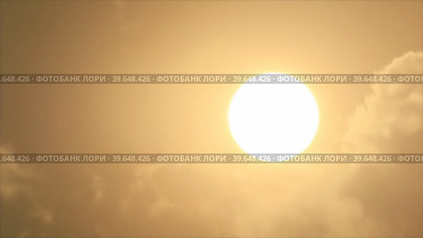 Яркое солнце показывается из-за плотных облаков проплывающих в небе. Стоковое видео, видеограф Цыбин Вадим / Фотобанк Лори