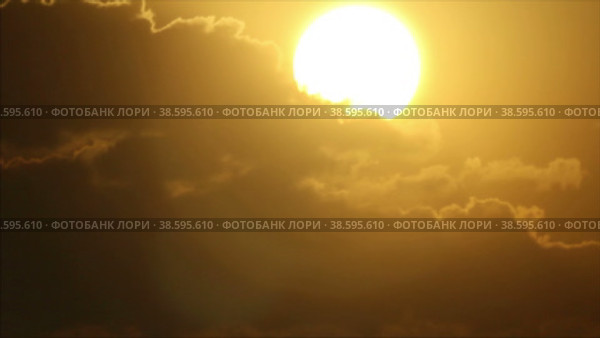 Яркое солнце встает в небе позади плотных облаков. Стоковое видео, видеограф Цыбин Вадим / Фотобанк Лори