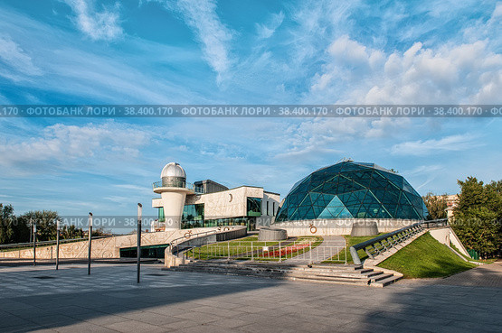 YAROSLAVL, RUSSIA - AUGUST 4, 2018: Planetarium building in the city of Yaroslavl in the early morning on a sunny day. Редакционное фото, фотограф Оксана Медведева / Фотобанк Лори