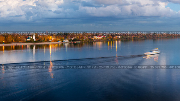Ярославль, вид с моста на реку Волгу и Тверицы, вечер, осень (2016 год). Стоковое фото, фотограф Илья Бесхлебный / Фотобанк Лори
