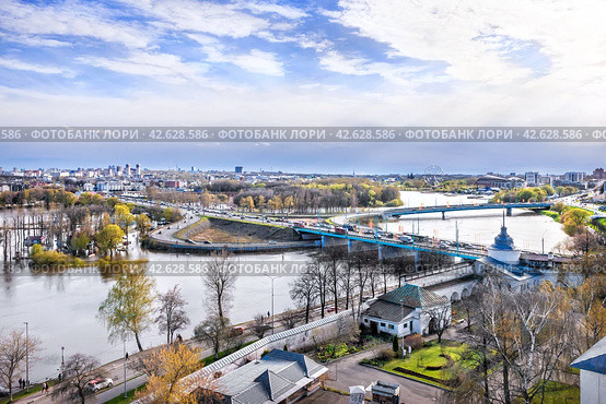 Ярославский Кремль-музей, Спасо-Преображенский монастырь, Косой мост и Американский мост через Которосль, вид со смотровой площадки, Ярославль (2021 год). Стоковое фото, фотограф Baturina Yuliya / Фотобанк Лори