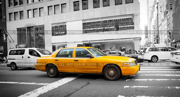 Yellow cab in Manhattan with black and white background. The taxicabs of New York City are widely recognized icons of the city. Стоковое фото, агентство Ingram Publishing / Фотобанк Лори