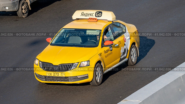 yellow comfort class taxi car is moving along the MKAD (2023 год). Редакционное фото, фотограф Скрипачев Антон / Фотобанк Лори