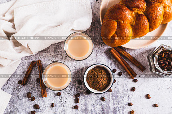 Yemeni coffee with cardamom, cinnamon and cream in glasses on table top view. Стоковое фото, фотограф Елена Руй / Фотобанк Лори