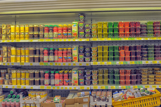 Yoghurts and puddings in a supermarket (2014 год). Редакционное фото, фотограф Анна Кривицкая / Фотобанк Лори